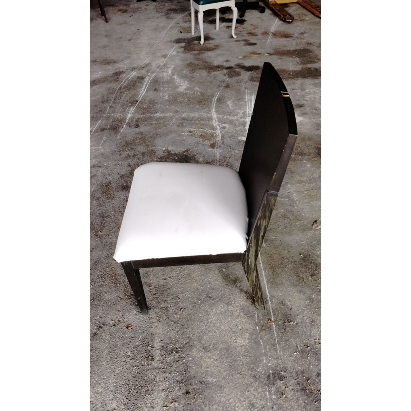 Silla madera / asiento vinyl blanco (simula piel)